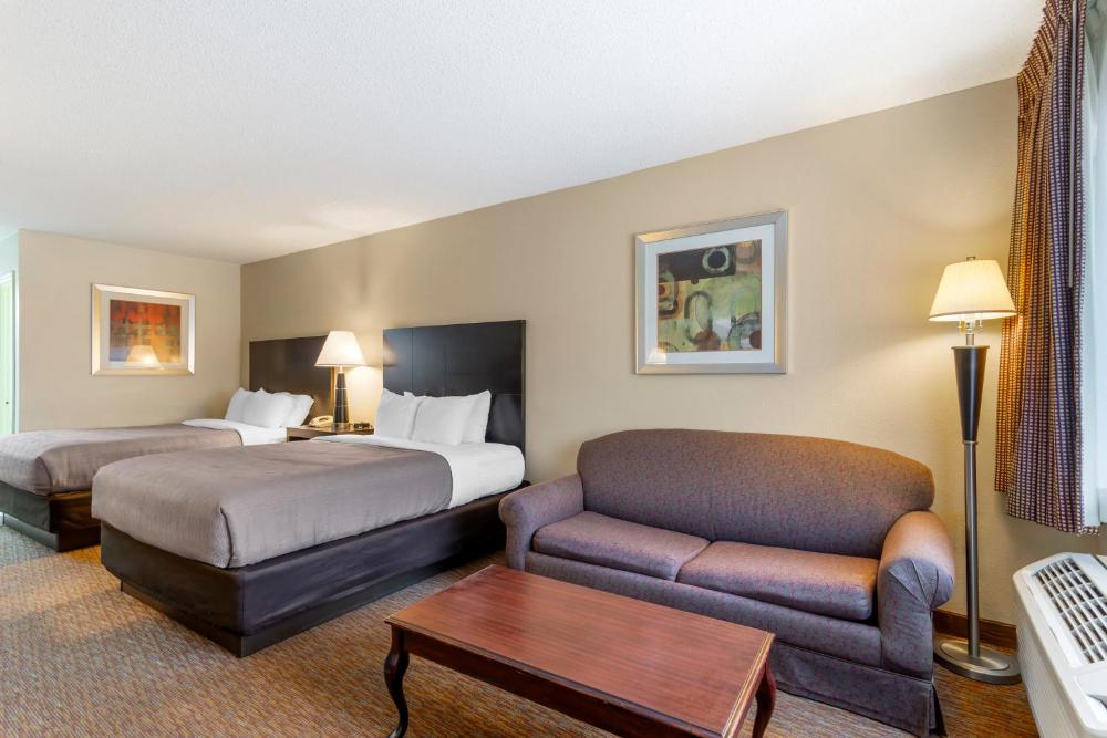 Quadruple Room with Two Queen Beds - Non Smoking interior